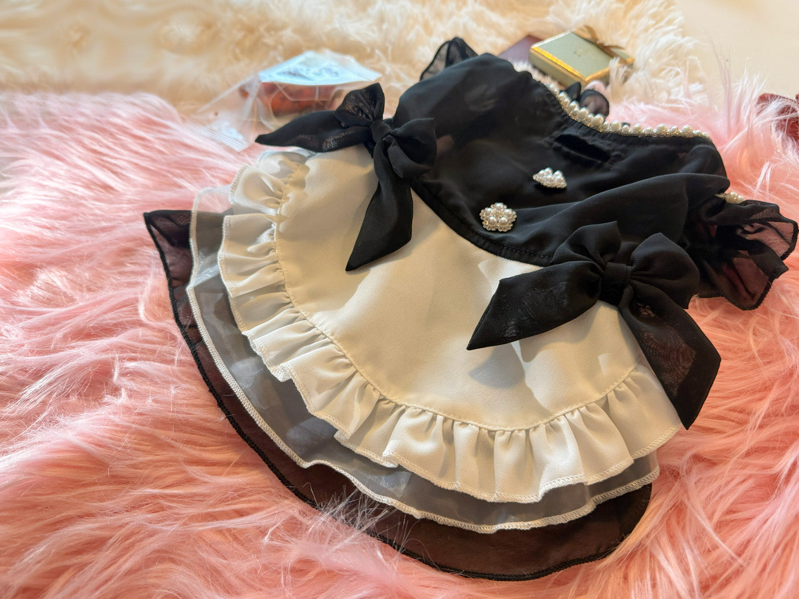 NVZ001A　プリンセス　犬　ドレス　薄手の春夏用メイド服を着た小型犬、フリルとリボンのディテール　大きなリボン