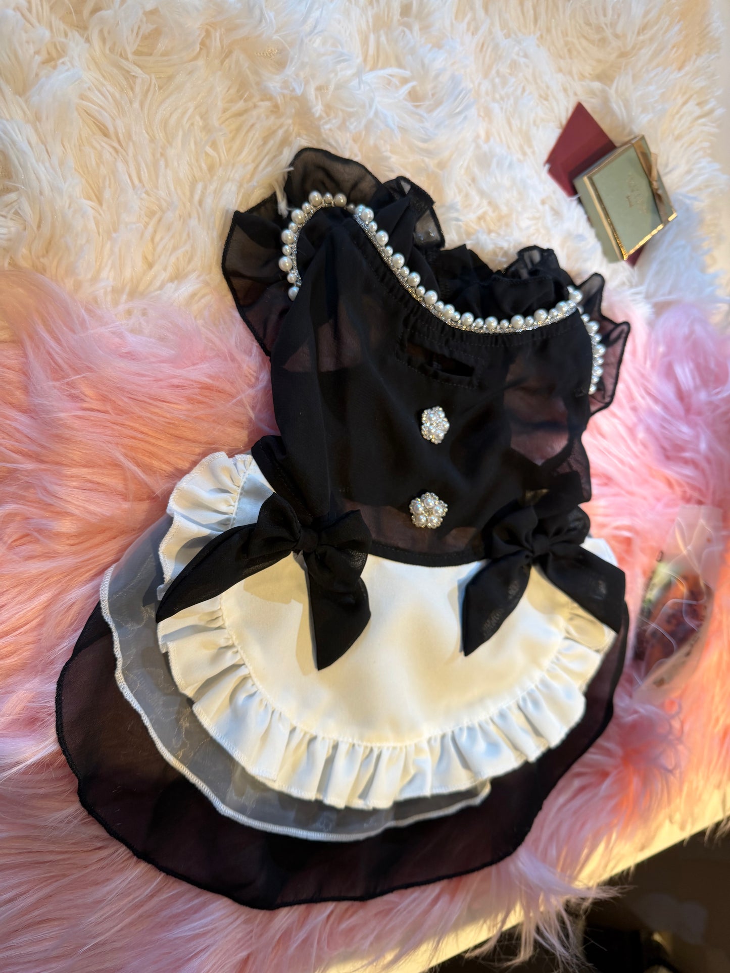 NVZ001A　プリンセス　犬　ドレス　薄手の春夏用メイド服を着た小型犬、フリルとリボンのディテール　コスプレ　バニー　メイド
