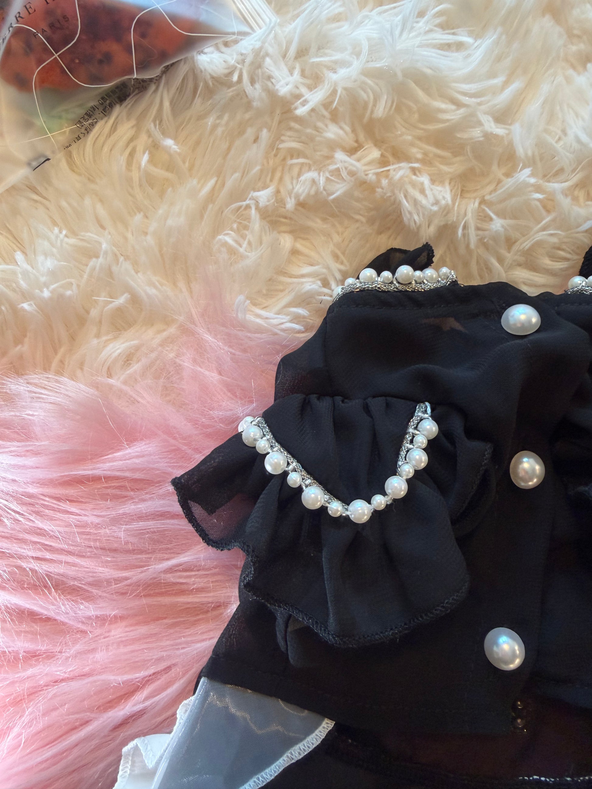 NVZ001A　プリンセス　犬　ドレス　薄手の春夏用メイド服を着た小型犬、フリルとリボンのディテール　袖　こだわり　パール