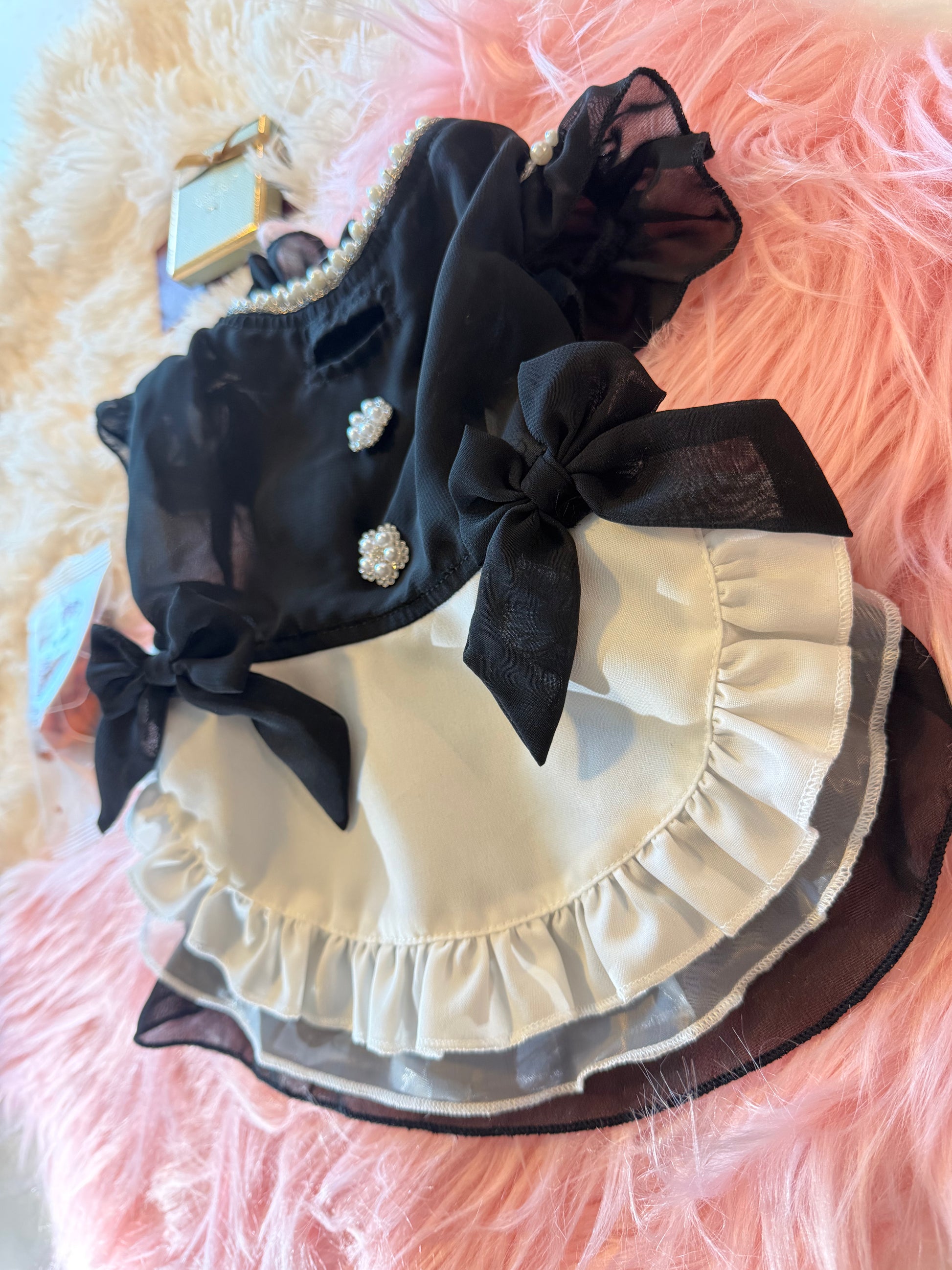 NVZ001A　プリンセス　犬　ドレス　薄手の春夏用メイド服を着た小型犬、フリルとリボンのディテール　キラキラ　こだわり　生地　