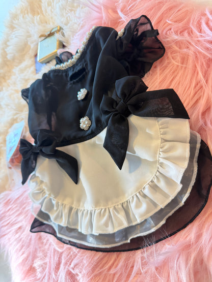 NVZ001A　プリンセス　犬　ドレス　薄手の春夏用メイド服を着た小型犬、フリルとリボンのディテール　キラキラ　こだわり　生地　