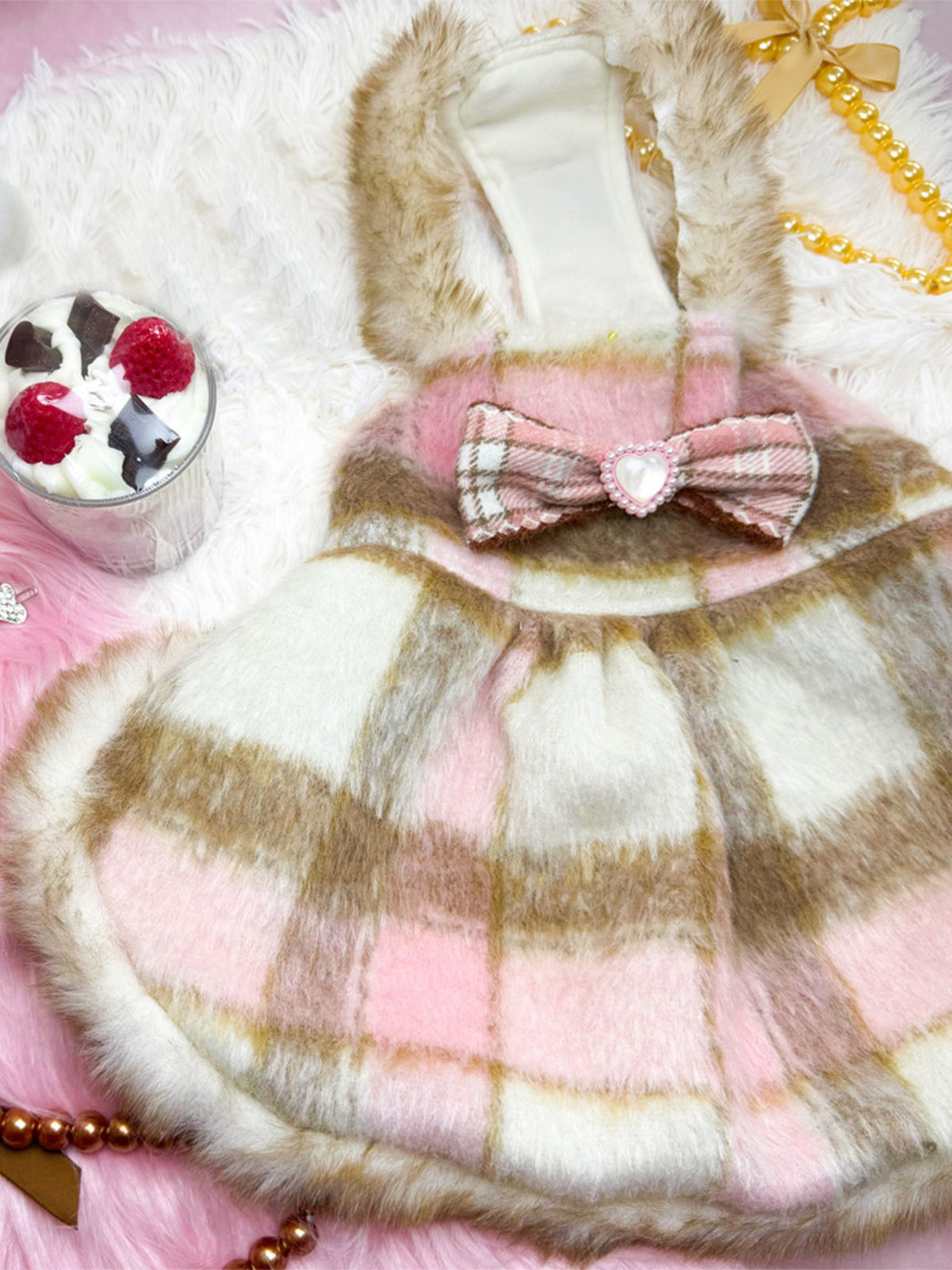 小型犬・中型犬用姫系ワンピース《SNX003》。ピンクベージュのチェック柄、ファー付き、ハートリボン付きでお出かけに最適