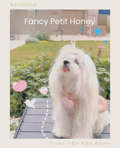 小型犬・中型犬用姫系ワンピース《SNX003》。ピンクベージュのチェック柄、ファー付き、ハートリボン付きでお出かけに最適