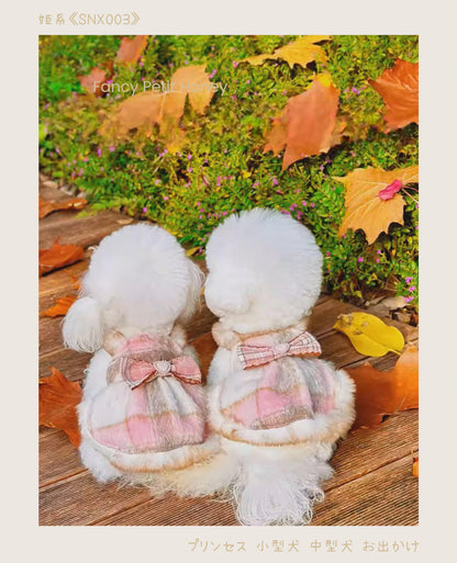 Fancy Petit Honeyの姫系犬用ワンピース《SNX003》を着た小型犬。ピンクとベージュのチェック柄にふわふわのファーとハート付きリボンが映える、冬、春のお出かけスタイル